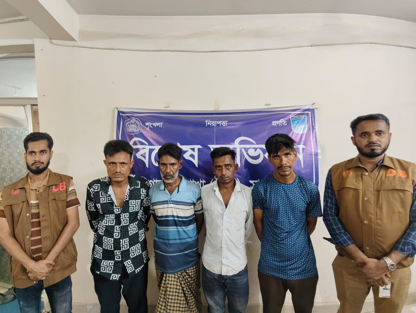 ধামরাইয়ে ডিবির অভিযানে মাদক ব্যবসায়ী গ্রেপ্তার