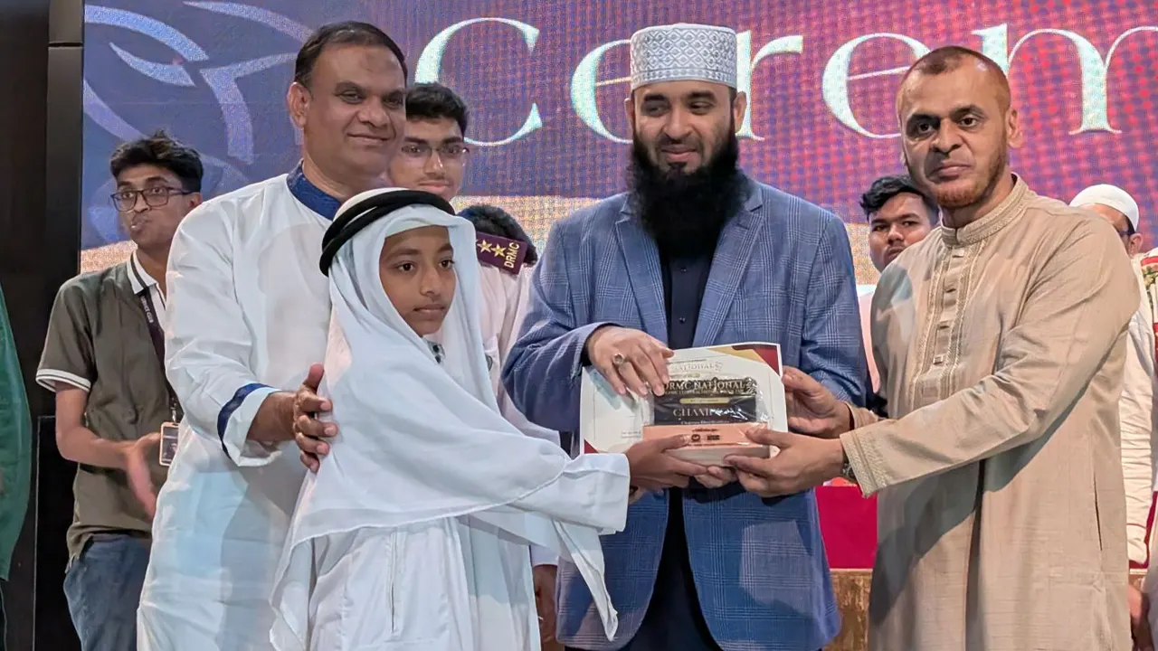 কোরআন তেলাওয়াতে চ্যাম্পিয়ন আসিফের হাতে পুরস্কার তুলে দিলেন হুইপ অপু