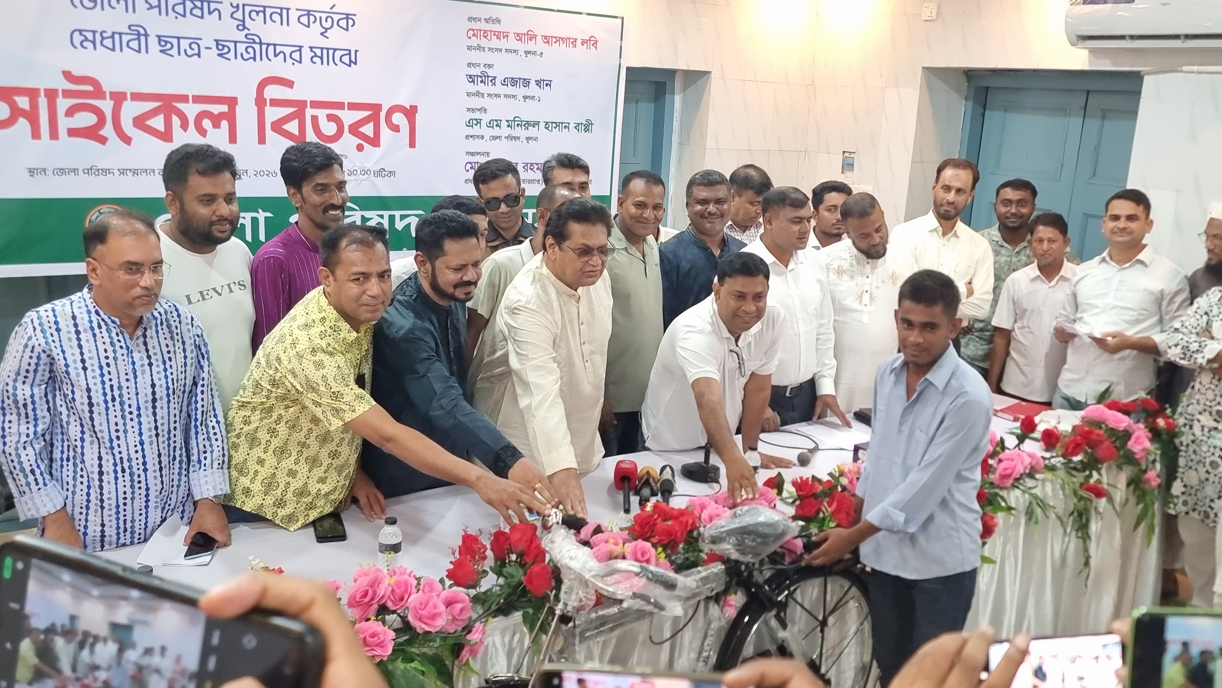 খুলনায় ৩০ মেধাবী শিক্ষার্থীর মাঝে জেলা পরিষদের সাইকেল বিতরণ