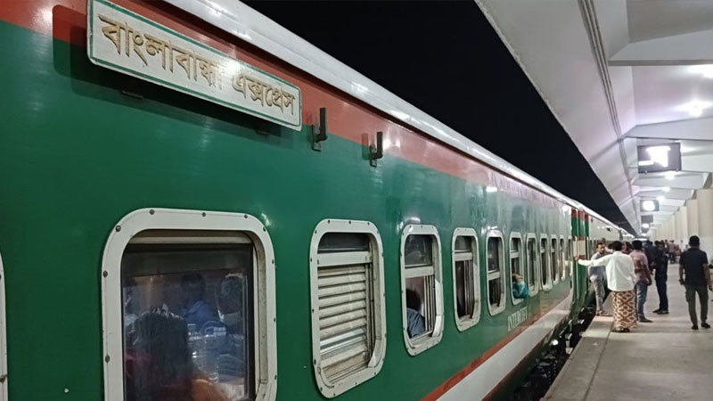 ১৯ ঘণ্টা পরও উদ্ধার শেষ হয়নি, বাংলাবান্ধার যাত্রা বাতিল