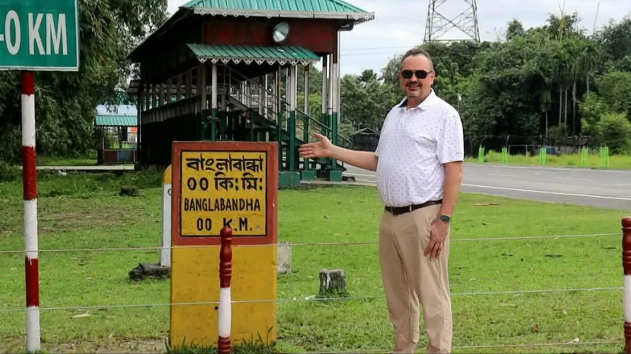 সীমান্তের সৌন্দর্য দেখতে বাংলাবান্ধা জিরো পয়েন্টে মার্কিন রাষ্ট্রদূত