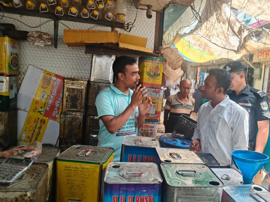 বগুড়ায় তেলের বাজারে অভিযান, ৬ প্রতিষ্ঠানে জরিমানা