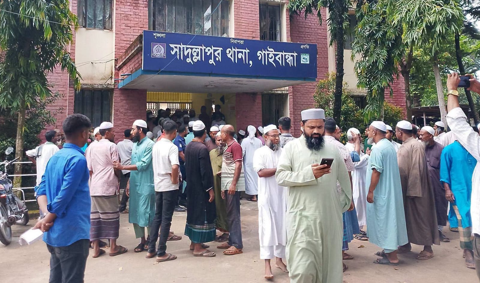 গাইবান্ধায় কোরআন অবমাননার অভিযোগে যুবককে পুলিশে সোপর্দ
