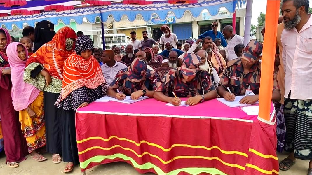 রাজশাহীর গোদাগাড়ীর দুর্গম চরে বিজিবির ফ্রি মেডিকেল ক্যাম্প: বিনামূল্যে চিকিৎসাসেবা পেলেন ৭০০ মানুষ