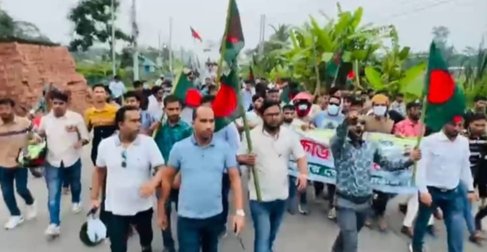 দিনের আলোতে শরীয়তপুরে নিষিদ্ধ ছাত্রলীগের মিছিল