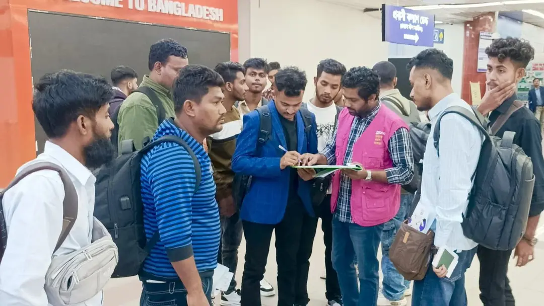 দেশে ফি‌রে‌ছেন কম্বোডিয়ায় স্ক্যাম কম্পাউন্ড থেকে উদ্ধার আরও ৫৪ বাংলাদেশি