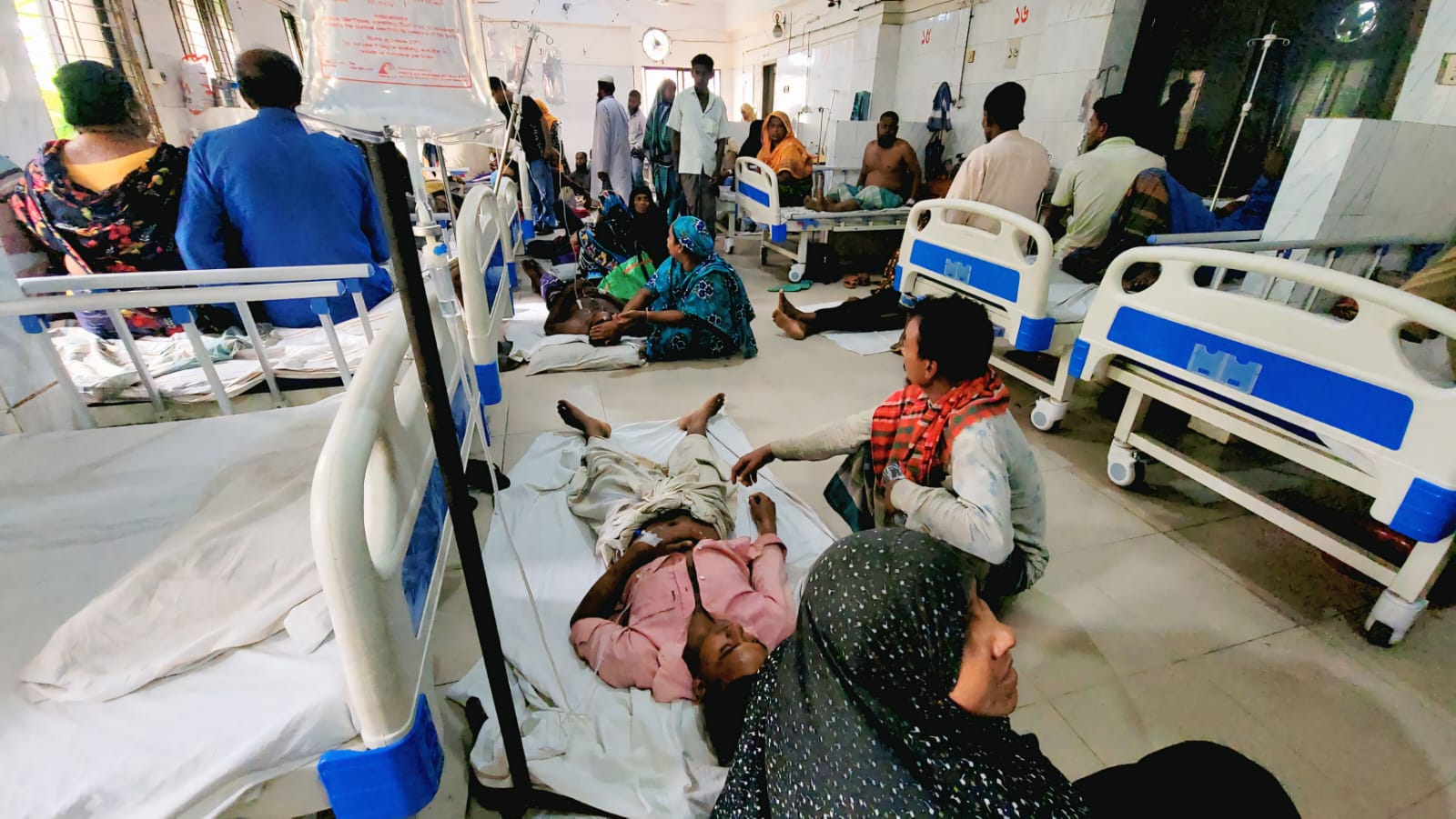 সিংড়ায় চাল-পানি খেয়ে হঠাৎ অসুস্থ ৮ কৃষি শ্রমিক, হাসপাতালে ভর্তি