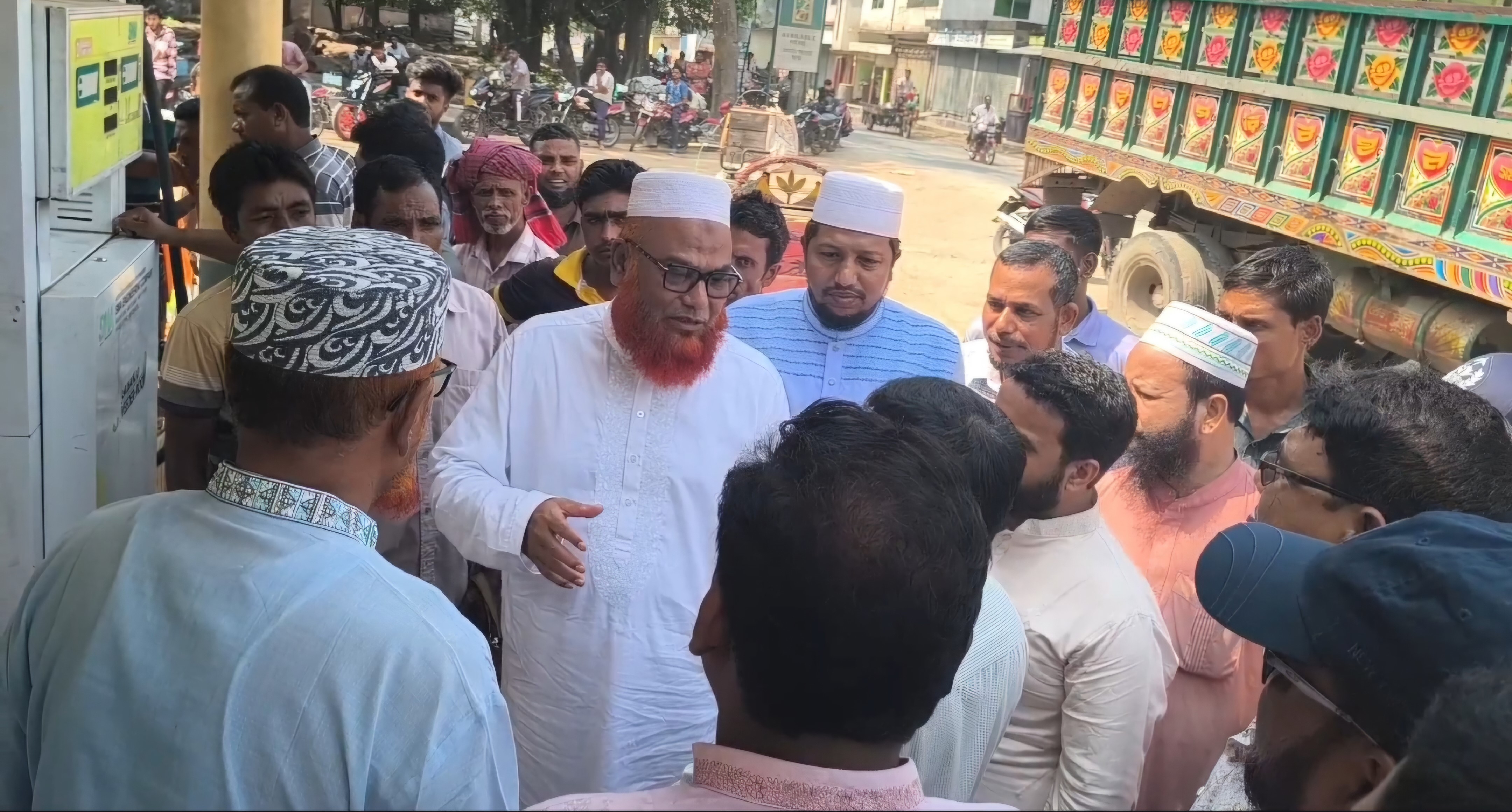 মেহেরপুরে জ্বালানি তেল সরবরাহ স্বাভাবিক রাখতে তেল পাম্প পরিদর্শনে সংসদ সদস্য