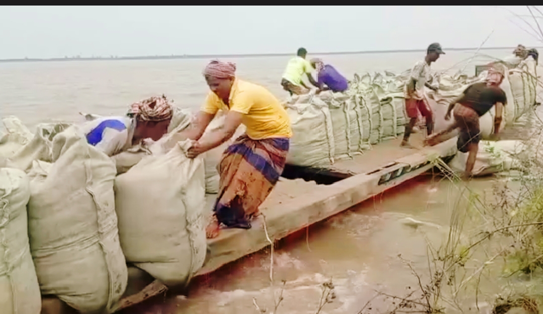 ফরিদপুরে নদী ভাঙন রোধে সংসদ সদস্য নায়াব ইউসুফের দ্রুত পদক্ষেপে স্বস্তি, স্থায়ী বাঁধের দাবি এলাকাবাসীর