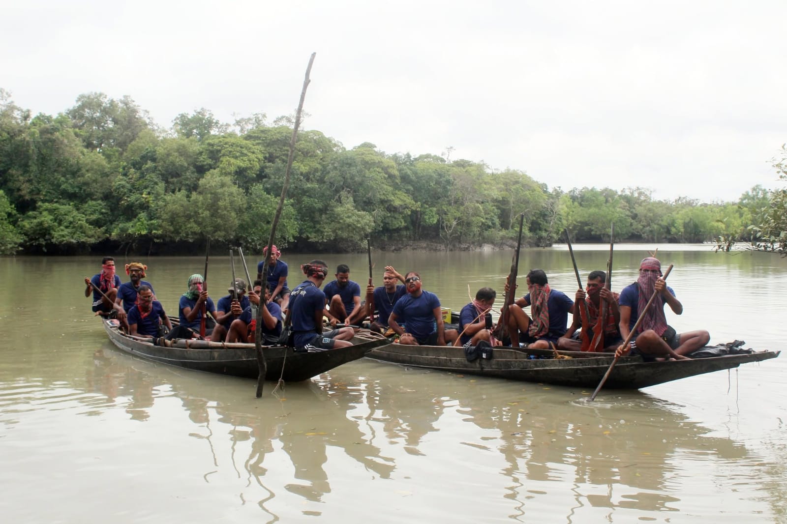 সুন্দরবনের ছোট জাহাঙ্গীর বাহিনীর প্রধানসহ ২৭ জনের আত্মসমর্পণ
