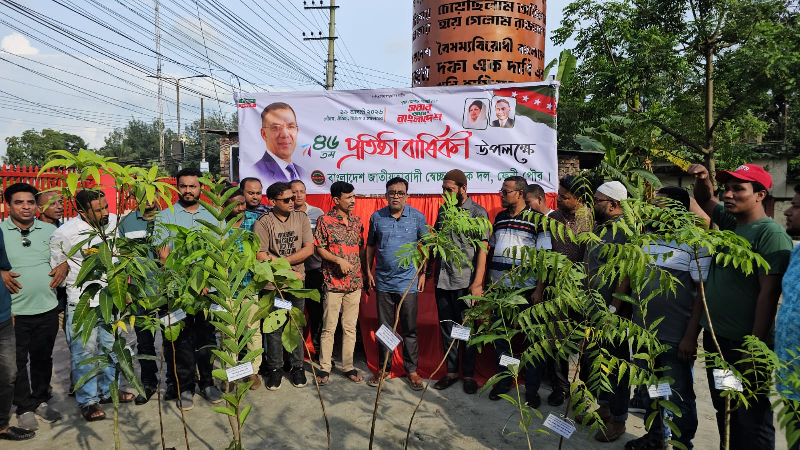 ফেনীর জুলাই স্মৃতিস্তম্ভে ১২ শহীদের নামে বৃক্ষরোপণ, ছায়া ছড়াবে ১২টি জীবনবৃক্ষ