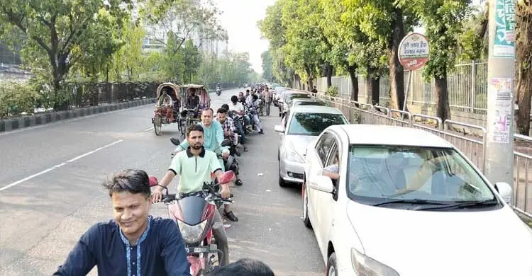 জ্বালানি তেলের জন্য পাম্পে ঘণ্টার পর ঘণ্টা লাইন