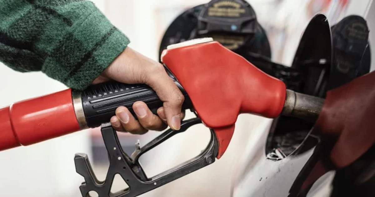 যেসব ভুলের কারণে আপনার গাড়ি বেশি তেল পোড়াচ্ছে