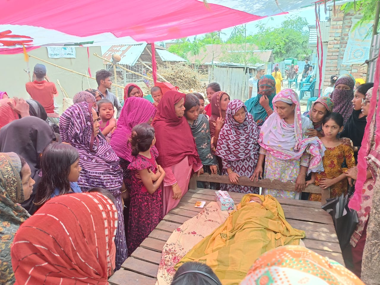 জীবননগরে রাস্তা পারাপারের সময় মায়ের সামনে প্রাণ গেলো শিশু রোজার