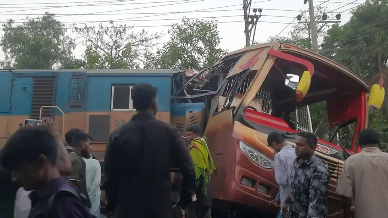 দায়িত্বে অবহেলায় দুর্ঘটনা, ঘটনাস্থলে ছিলেন না দুই গেটম্যানের কেউই