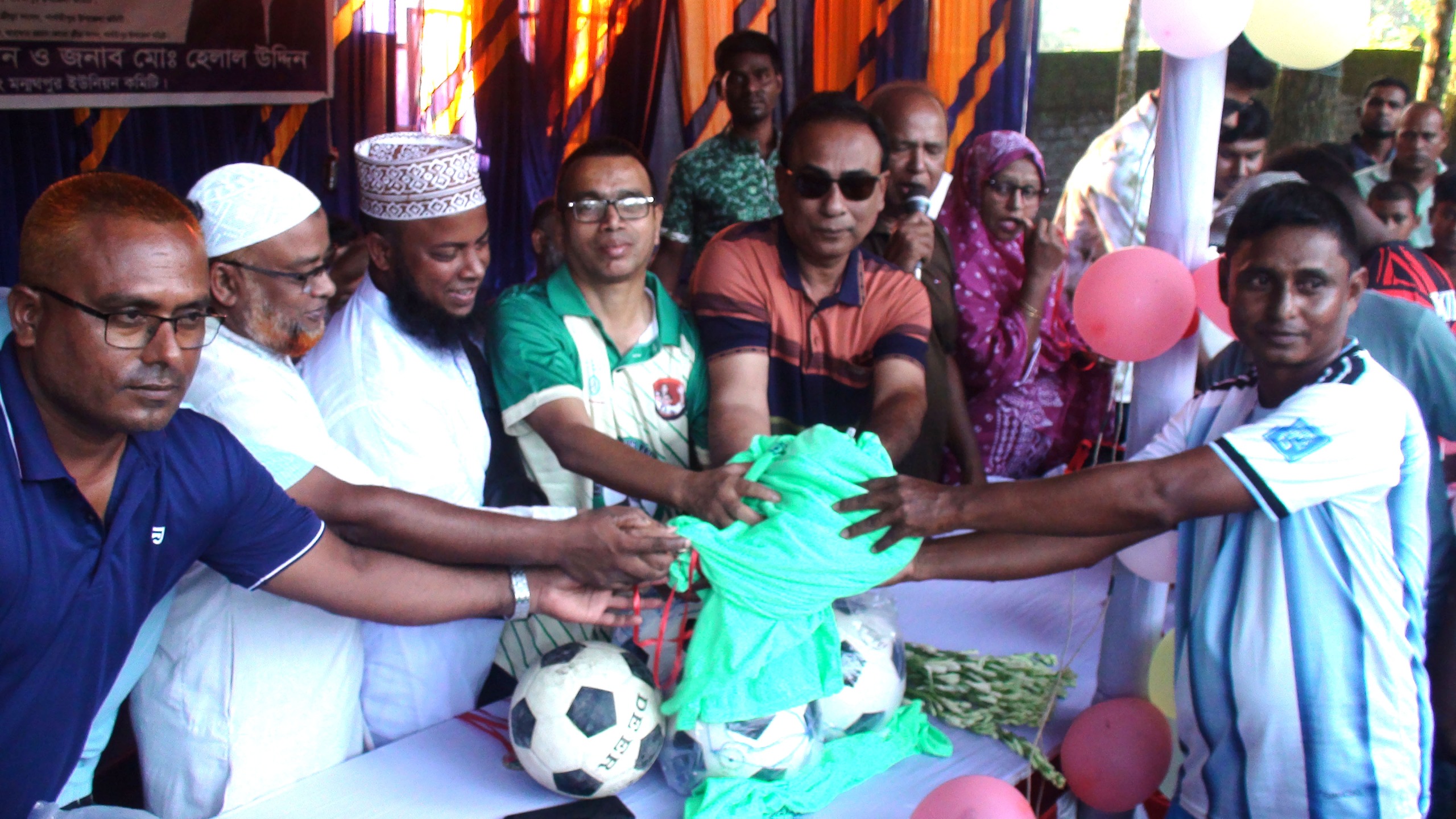 পার্বতীপুরে আরাফাত রহমান কোকো ক্রীড়া সংসদের প্রীতি ফুটবল ম্যাচ ও ফুটবল বিতরণ