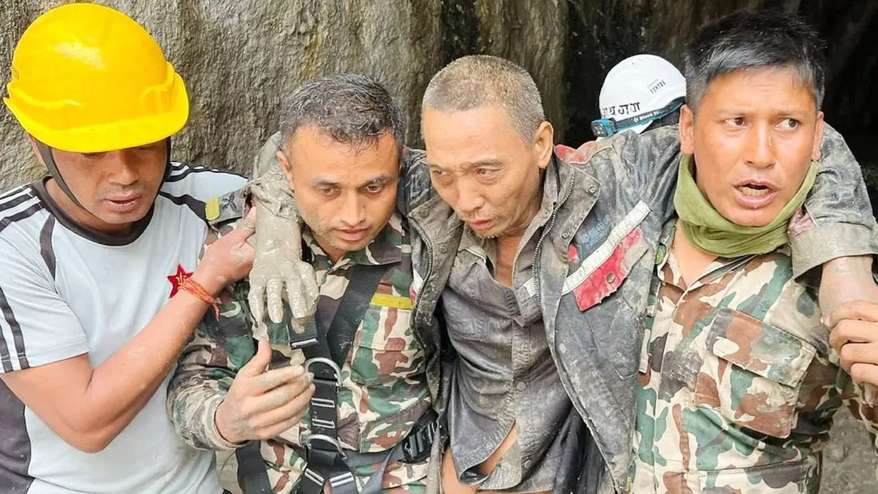 ১০ দিন পর নেপালের সুড়ঙ্গ থেকে এক চীনা নাগরিককে জীবিত উদ্ধার
