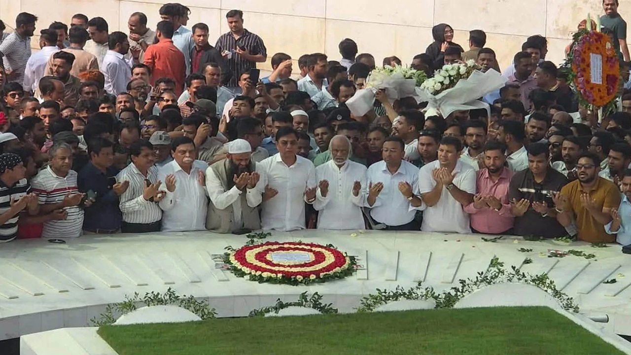 জিয়াউর রহমান ও খালেদা জিয়ার কবর জিয়ারত করলেন নবনিযুক্ত মন্ত্রী-প্রতিমন্ত্রীরা