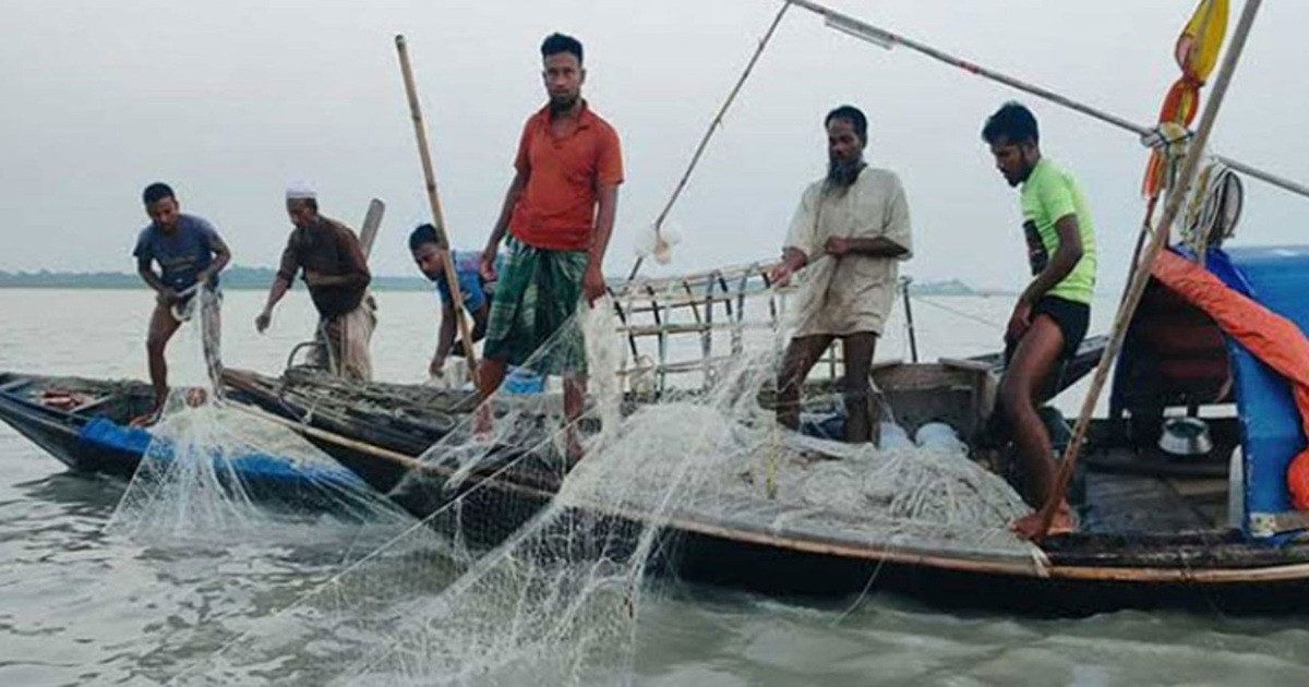 মধ্যরাত থেকে সাগরে মাছ ধরায় নিষেধাজ্ঞা