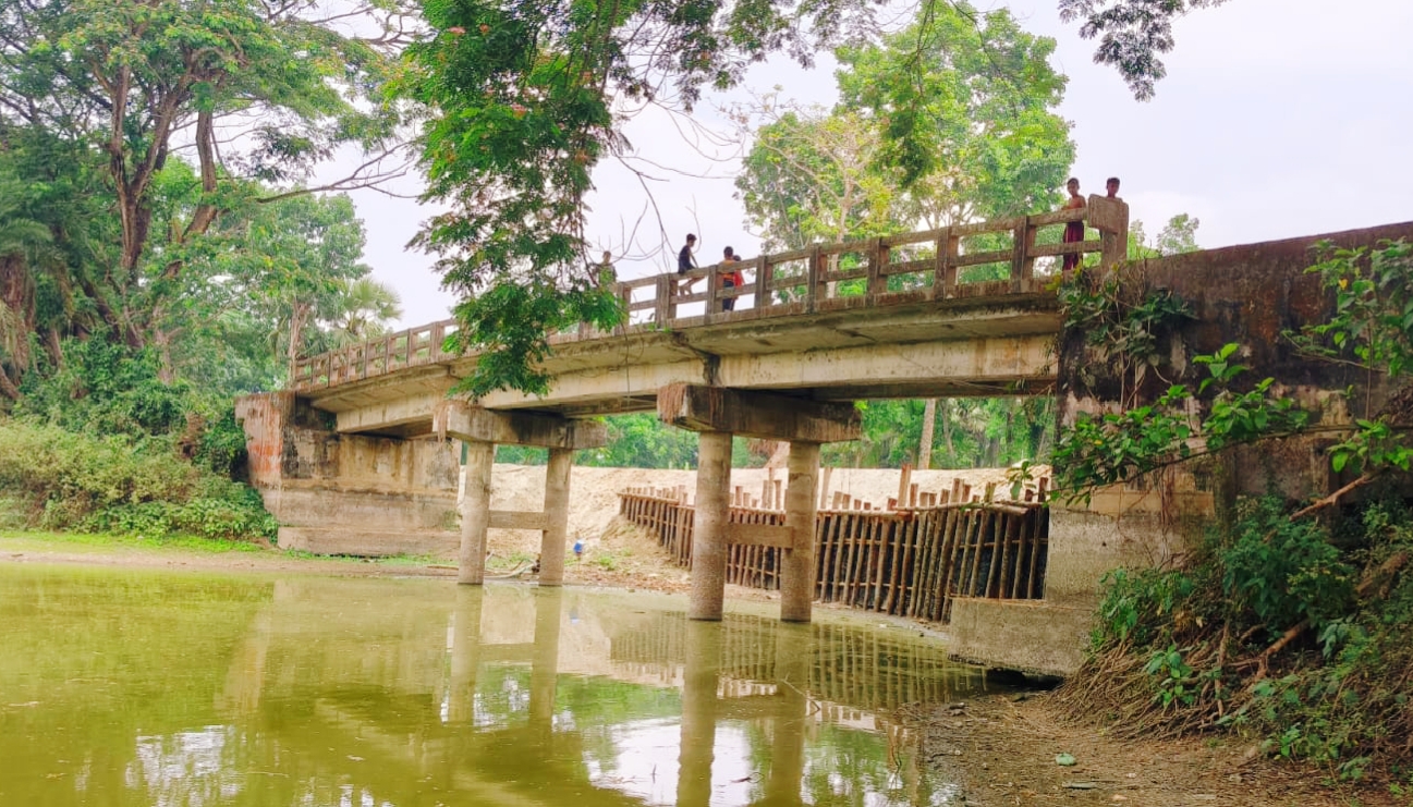 সোশ্যাল মিডিয়ায় মনগড়া কথা লিখে সরকারী কাজের ভাবমূর্তি নষ্ট করার চেষ্টা