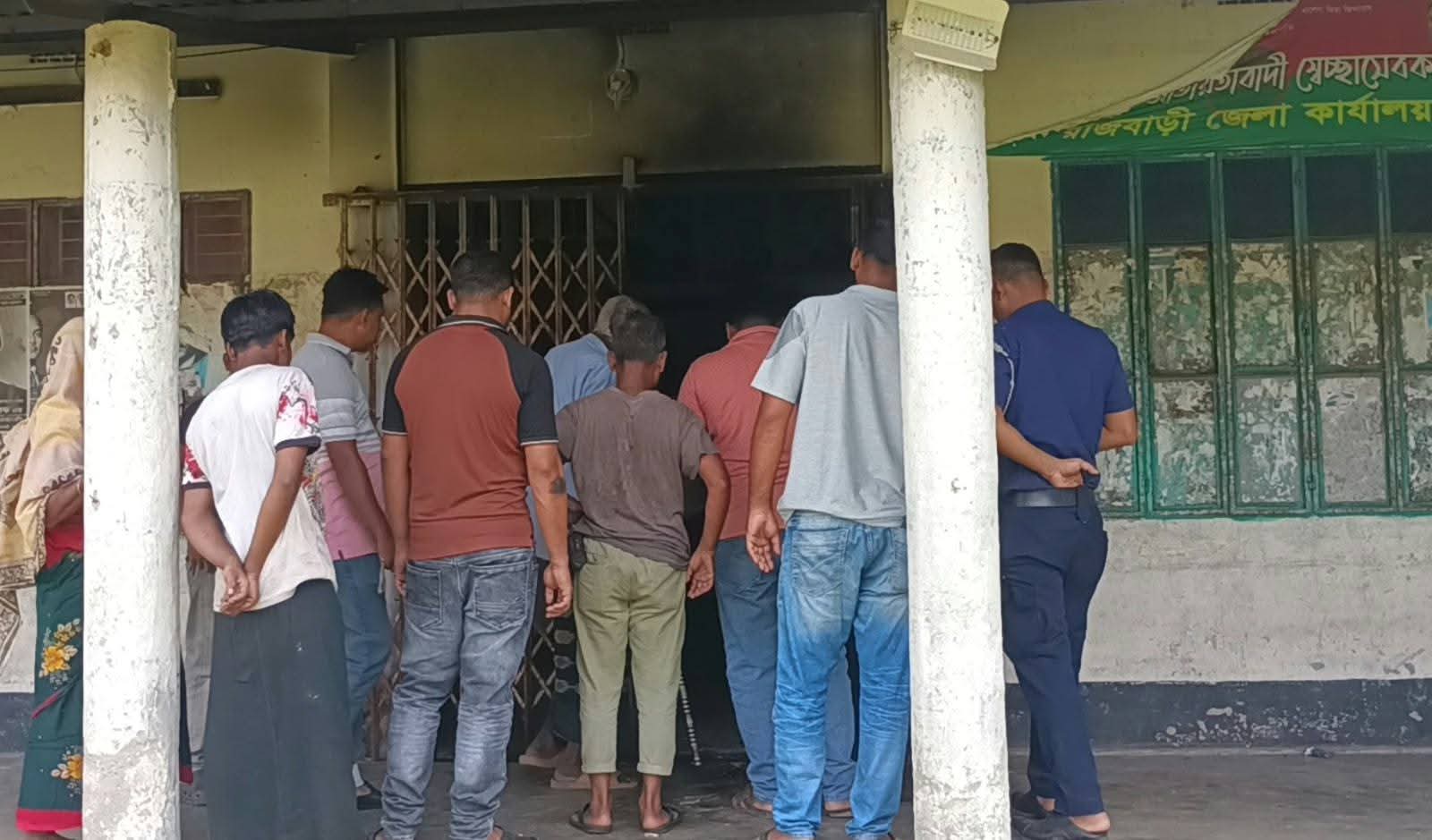 রাজবাড়ী জেলা বিএনপির কার্যালয়ে দুর্বৃত্তদের আগুন