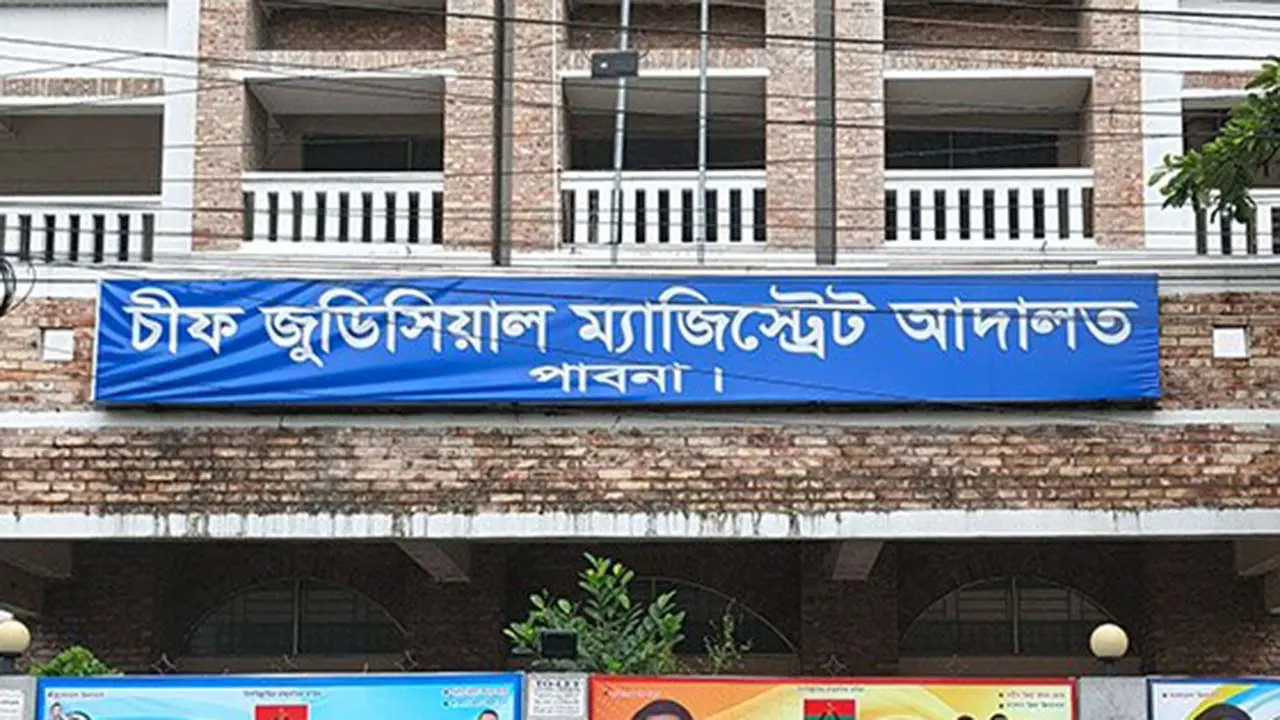 বিচার চলাকালে এজলাসে মাদক সরবরাহ, তাৎক্ষণিক ২ আসামির কারাদণ্ড