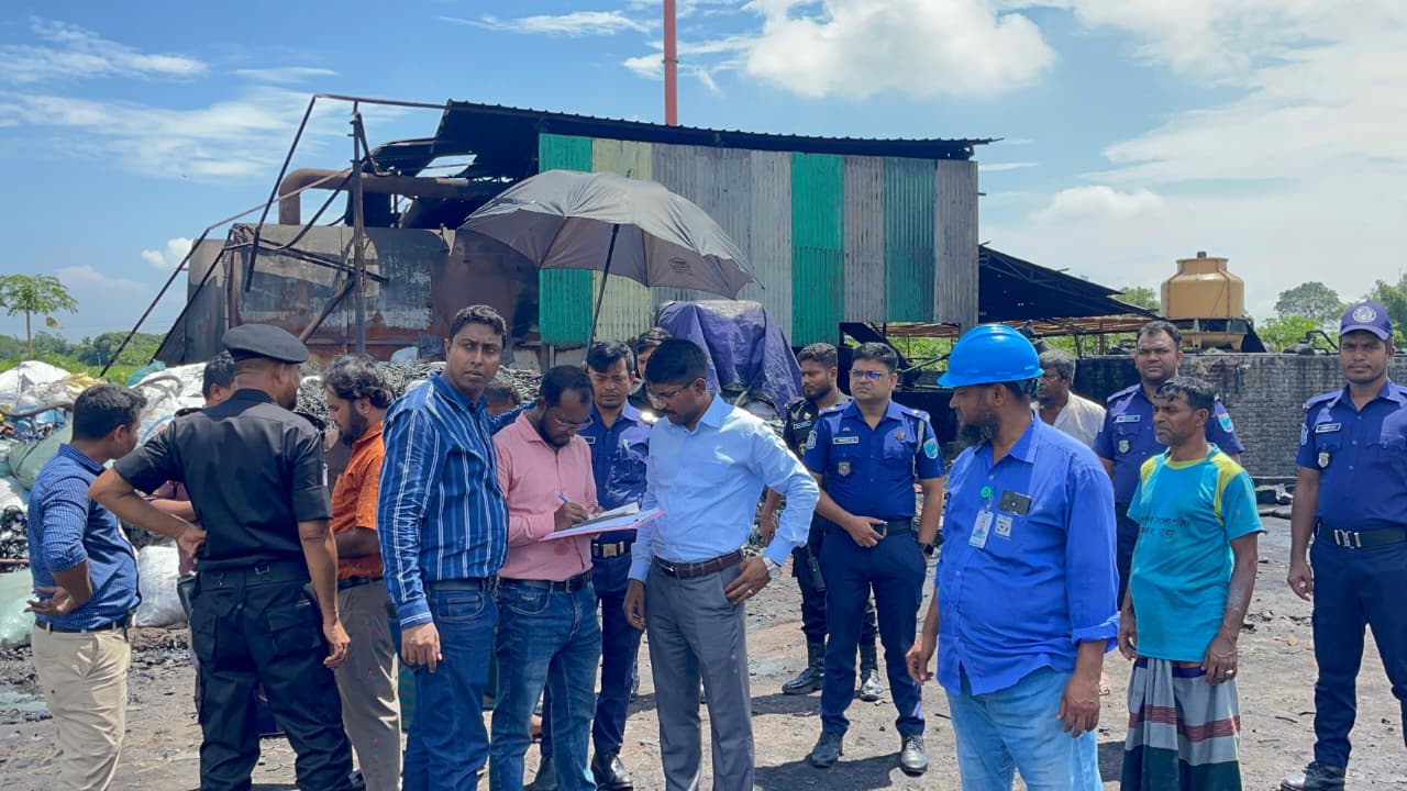 ধামরাইয়ে অবৈধ টায়ার পুড়িয়ে তেল তৈরির কারখানা গুঁড়িয়ে দিল পরিবেশ অধিদপ্তর