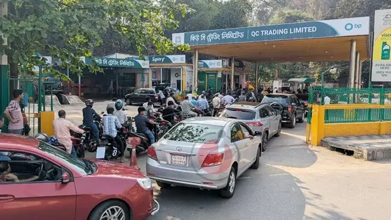 তেল সংকটে ছুটির দিনেও পাম্পে দীর্ঘ লাইনে ভোগান্তি, ঢাকাসহ সারাদেশে অরাজকতা