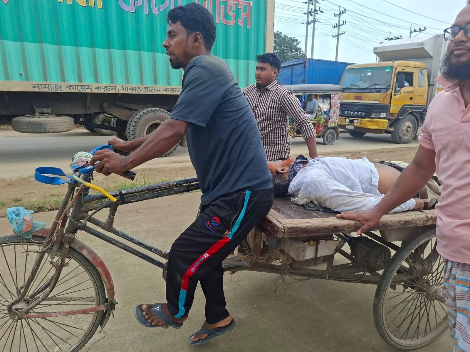 সড়ক দুর্ঘটনায় ভূমি সহকারী কর্মকর্তা নিহত