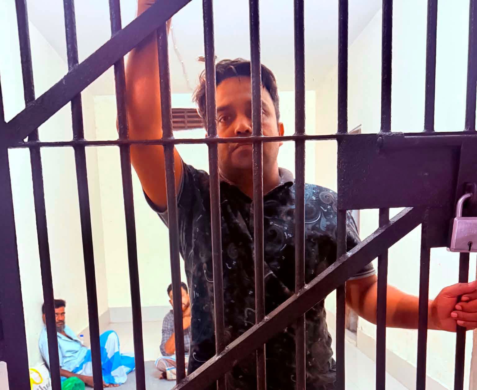 মুন্সীগঞ্জে সিরাজদিখান উপজেলার রশুনিয়া ইউনিয়ন পরিষদের চেয়ারম্যান কে গ্রেফতার