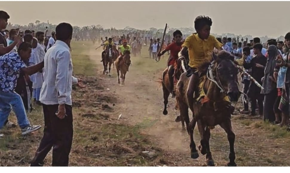 নড়াইলের লোহাগড়ায় ঘোড়দৌড় প্রতিযোগিতা দেখতে মানুষের ঢল