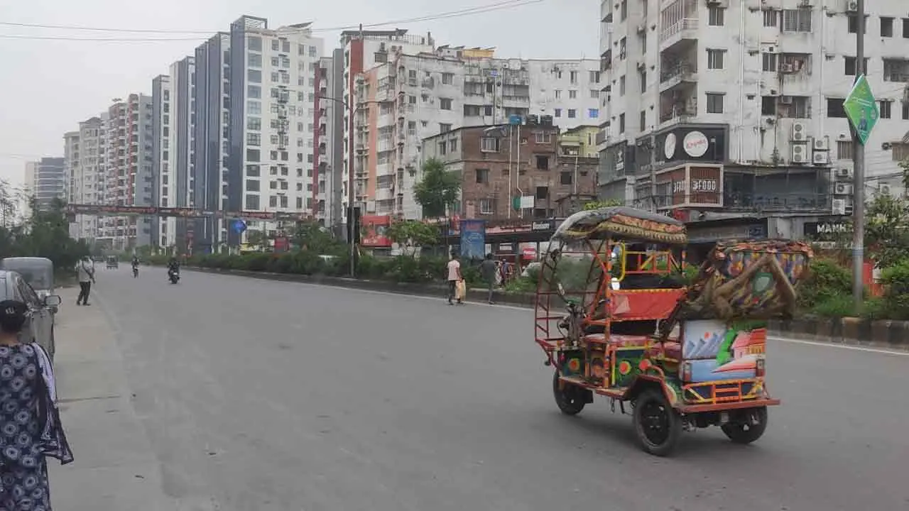 ঈদের টানা ছুটিতে ফাঁকা ঢাকা, নেই চিরচেনা যানজট