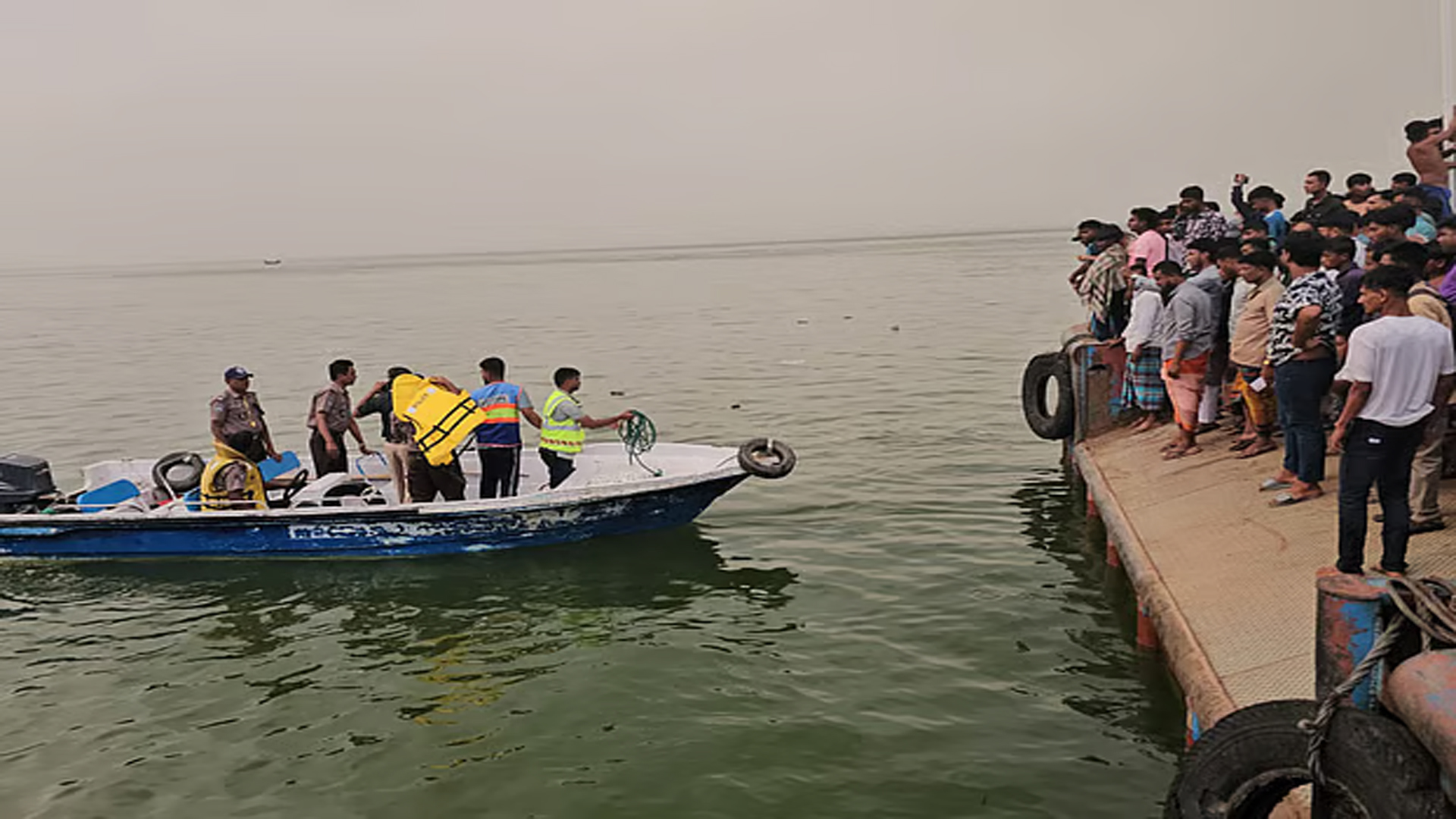 দৌলতদিয়ায় বাসডুবি: উদ্ধার অভিযান সাময়িকভাবে স্থগিত