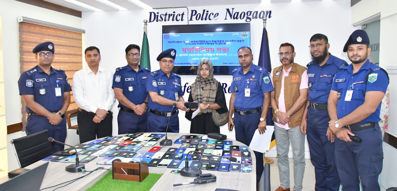 হারানো ১০১ মোবাইল উদ্ধার, মালিকদের হাতে তুলে দিল নওগাঁ জেলা পুলিশ