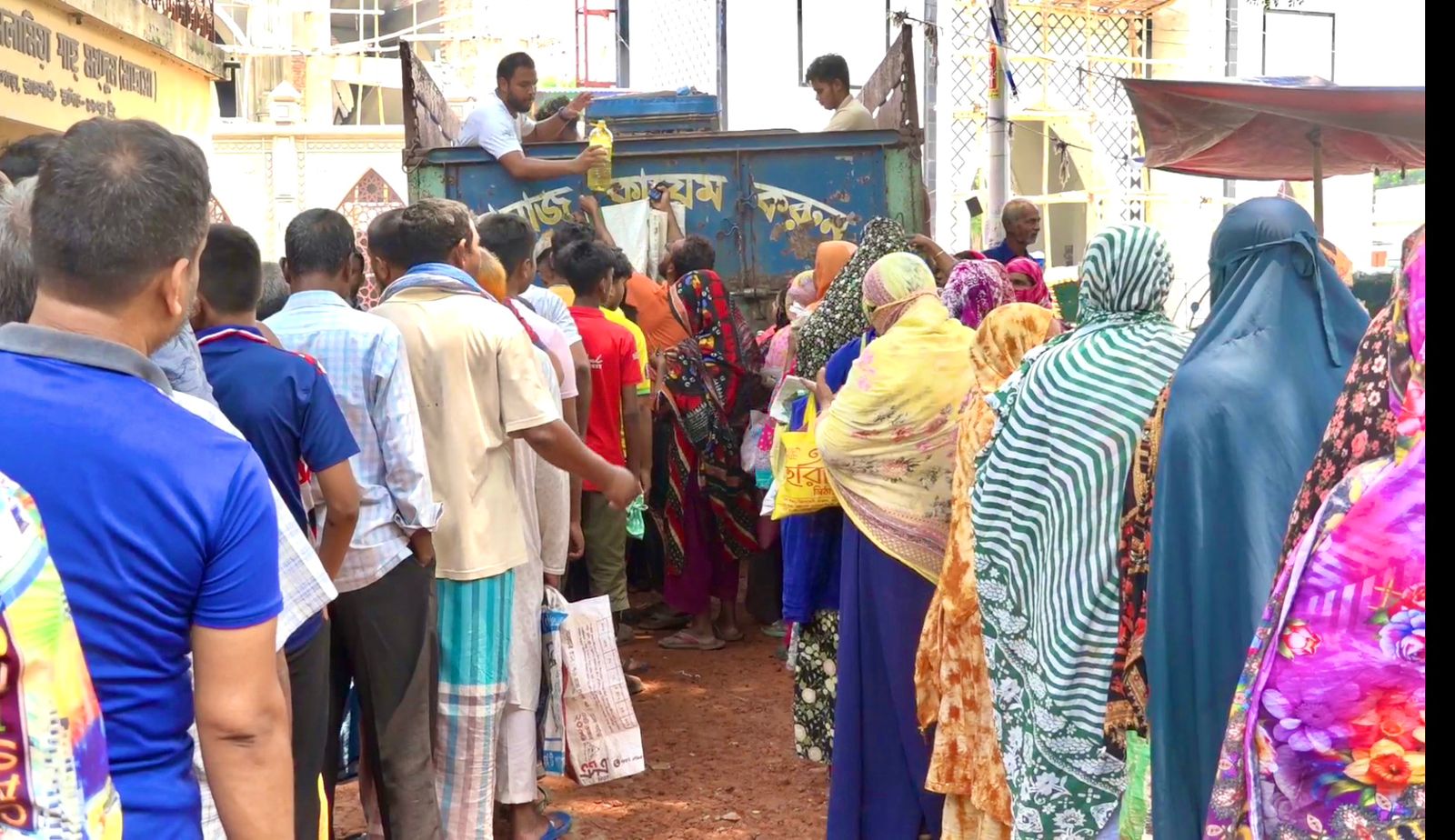 রাজশাহীতে স্বল্পমূল্যে টিসিবির পণ্য বিক্রি শুরু