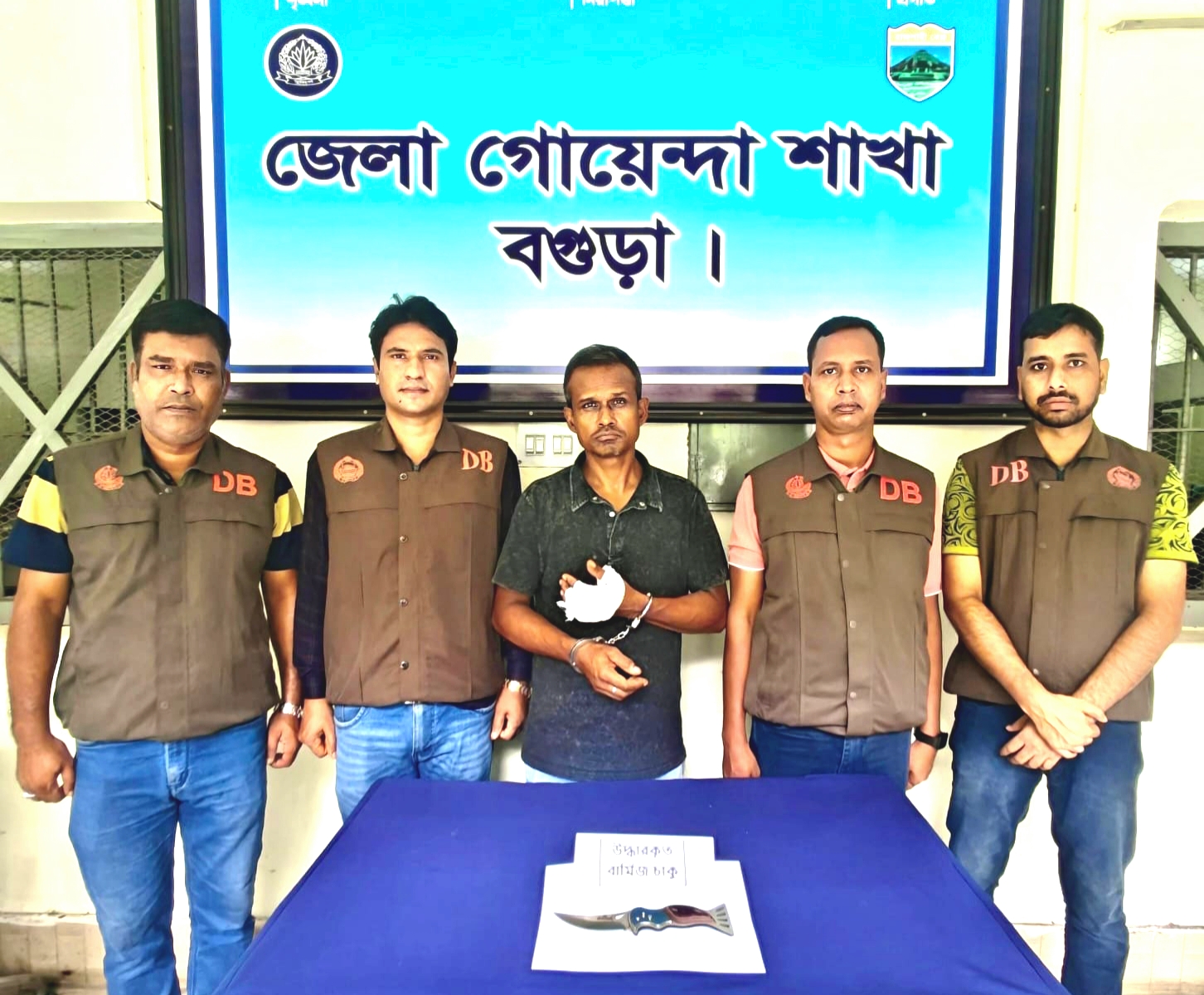 কুকুরকে কুপিয়ে আহত, অস্ত্রসহ গ্রেপ্তার