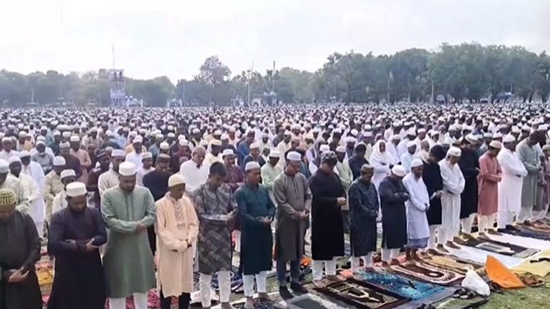 দিনাজপুরের গোর-এ শহীদ ঈদগাহে লাখো মুসল্লির নামাজ আদায়