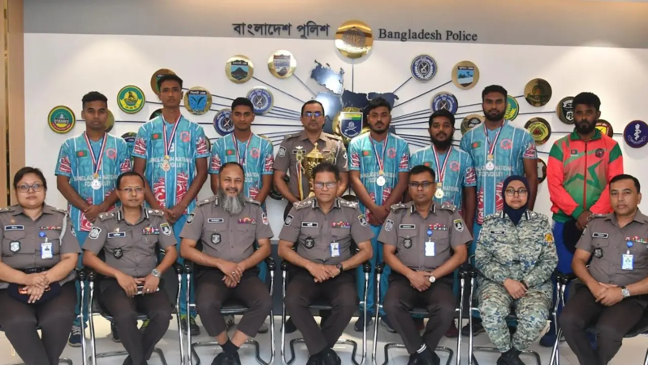 বাস্কেটবল-ফুটভলিতে পুলিশের দাপট, পুরস্কৃত করলেন আইজিপি