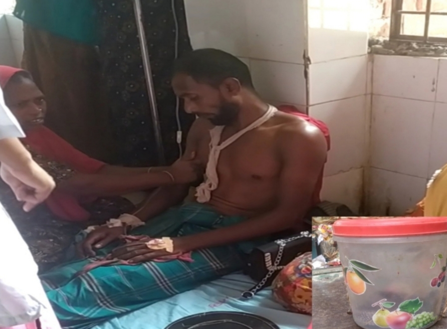 কামড় দেওয়া সাপ নিয়ে হসপিটালে যুবক