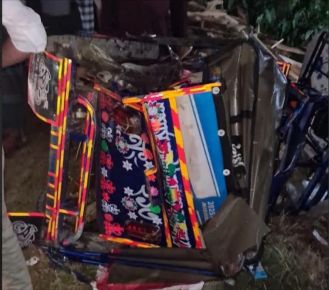 ফেনীর দাগনভূঞায় বাস-ট্রাক্টর-অটোরিকশার  ত্রিমুখী সংঘর্ষে অটো চালক নিহত, আহত ২