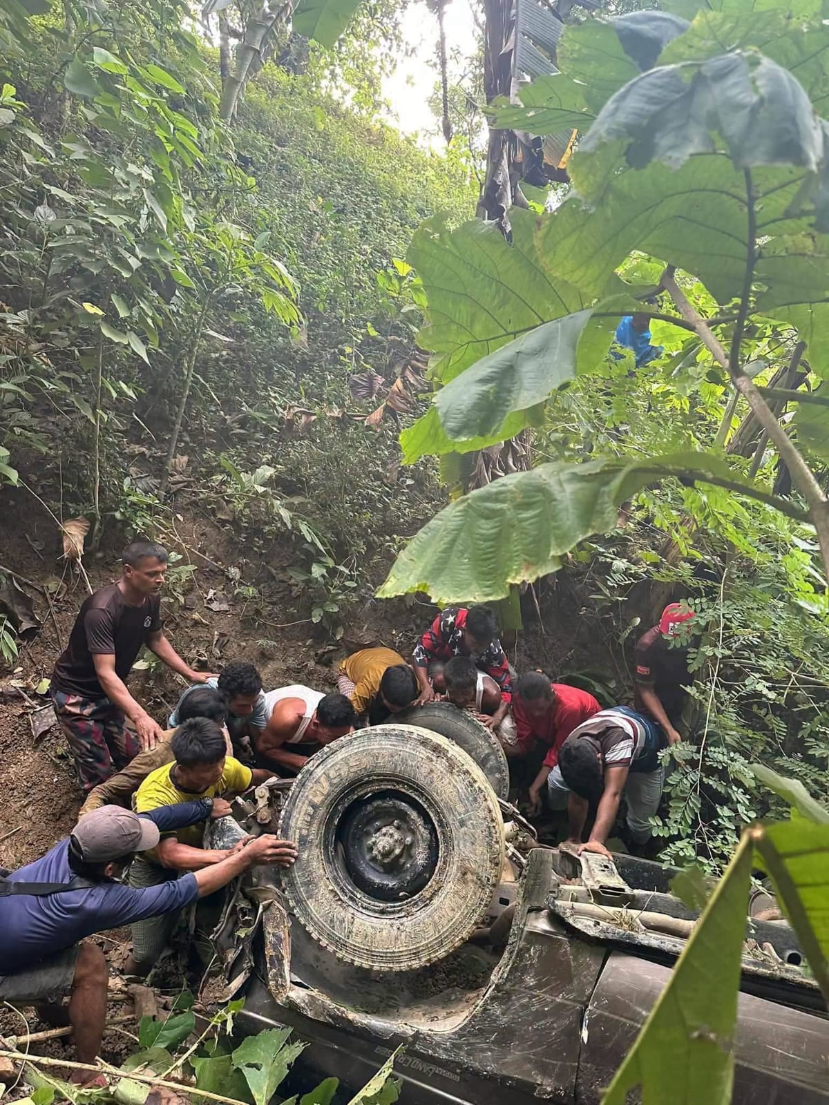 বান্দরবানে থানচিতে পর্যটকবাহী গাড়ি খাদে পড়ে নিহত ২
