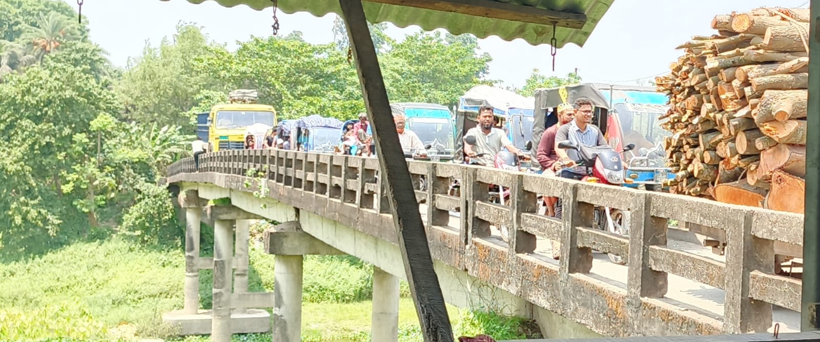 ফরিদপুরে কুমার নদের উপর ব্রীজটি হয়েছে মরণ ফাঁদ, নেই কারো নজরদারি