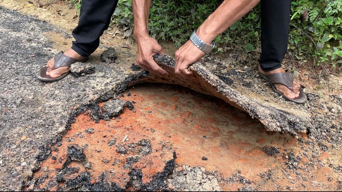 হাত দিলে উঠে যাচ্ছে পিচ- ঠিকাদারি প্রতিষ্ঠানের দাবি কাজ শতভাগ মানসম্মত