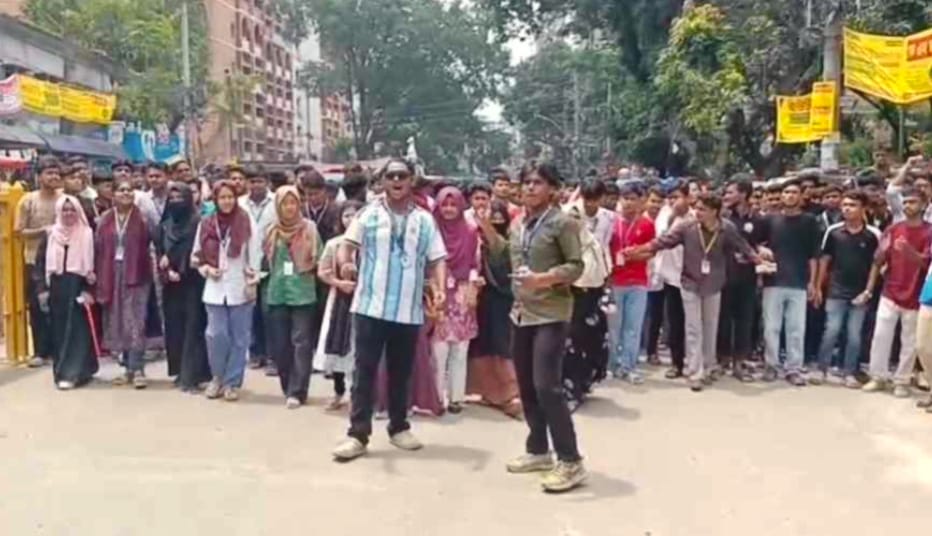 এইচএসসি পরীক্ষা স্থগিতের দাবিতে বগুড়ায় বিক্ষোভ