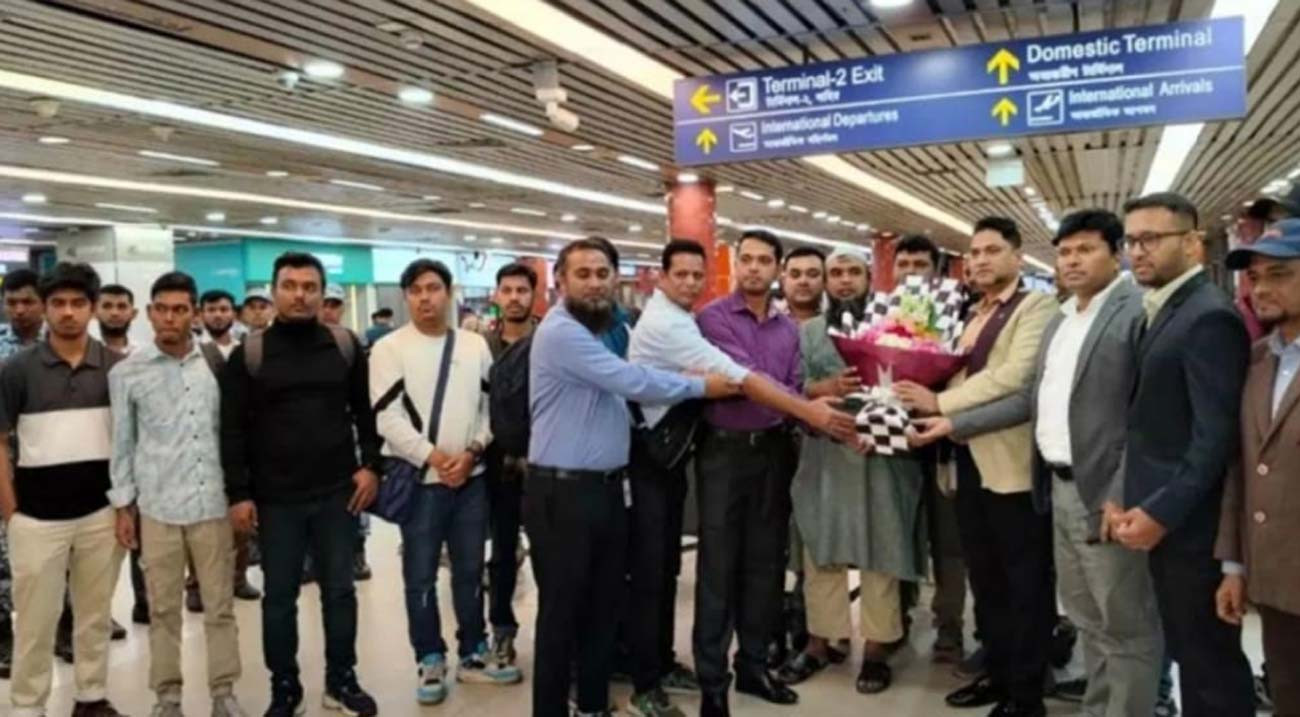 ৪ মাস পর দেশে ফিরলেন হরমুজে আটকে থাকা ‘বাংলার জয়যাত্রা’র ১৭ নাবিক