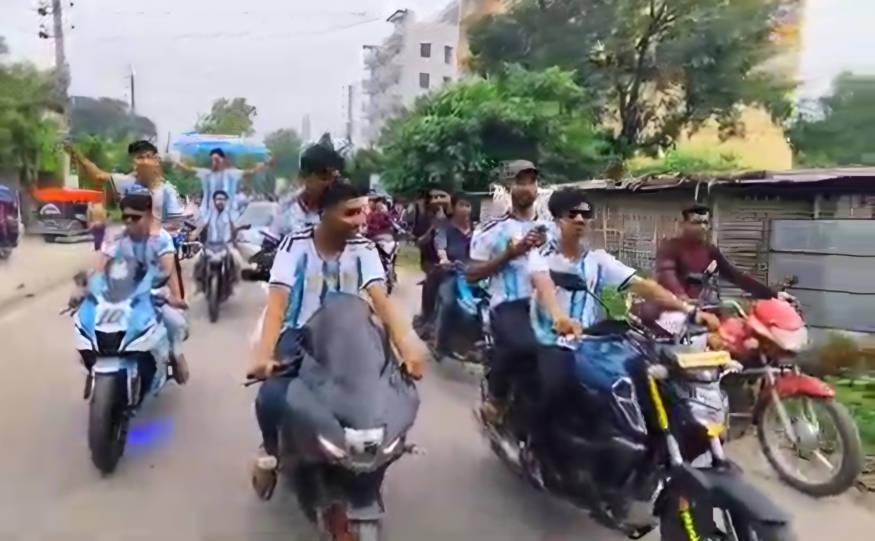 বিশ্বকাপের উন্মাদনায় মেহেরপুরে আর্জেন্টিনা সমর্থকদের বর্ণাঢ্য শোভাযাত্রা