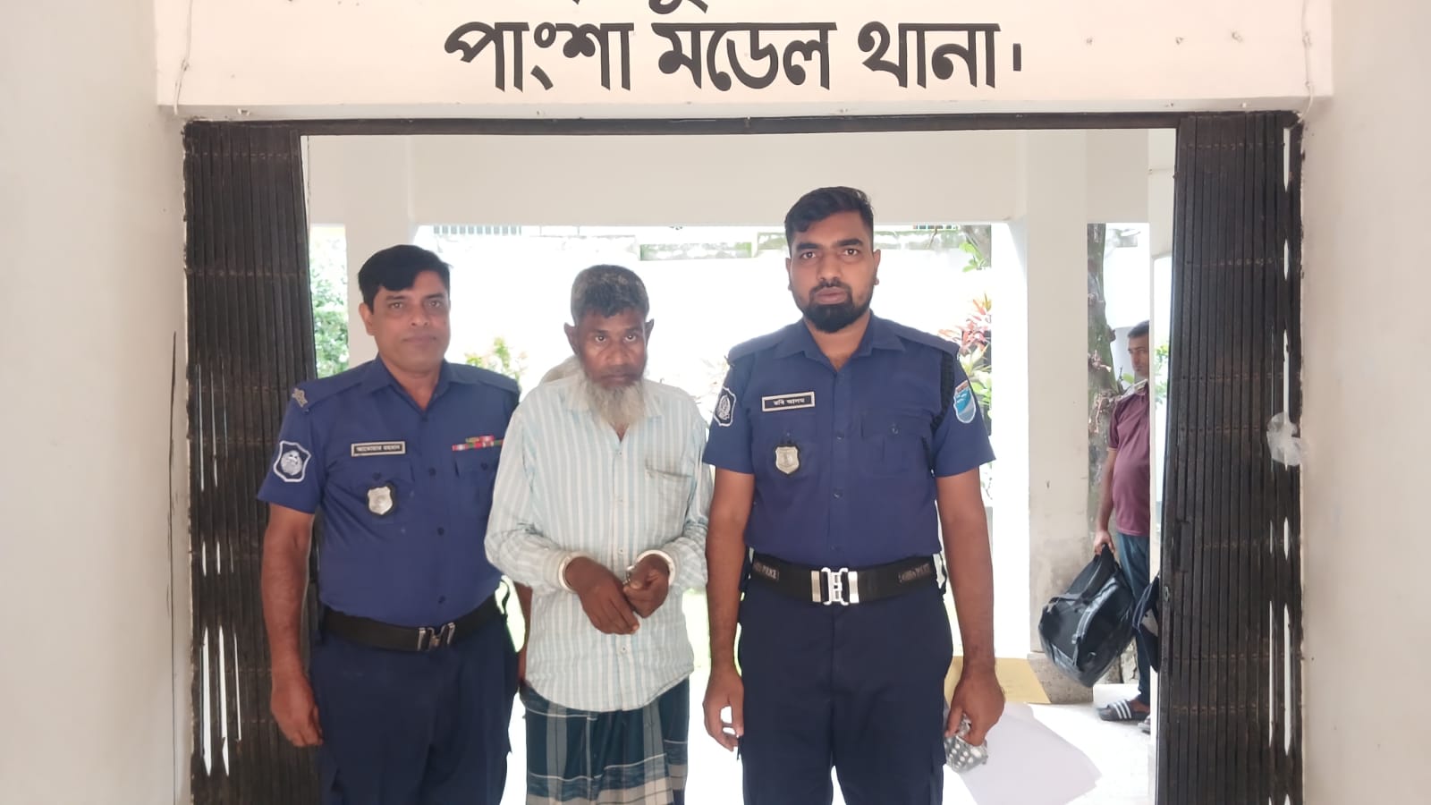 রাজবাড়ীর পাংশায়  সাত বছরের শিশু ধর্ষণের অভিযোগে ষাট বছরের বৃদ্ধ গ্রেফতার