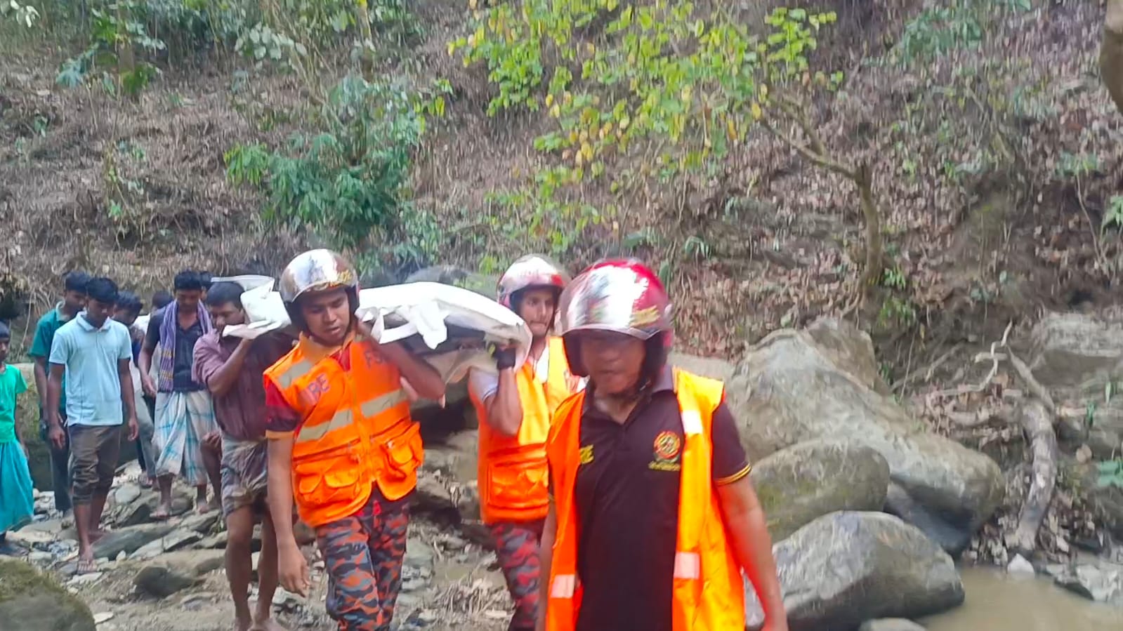 মীরসরাইয়ে নাপিত্তাছড়া ঝর্ণার কুপ থেকে অজ্ঞাত যুবকের মরদেহ উদ্ধার