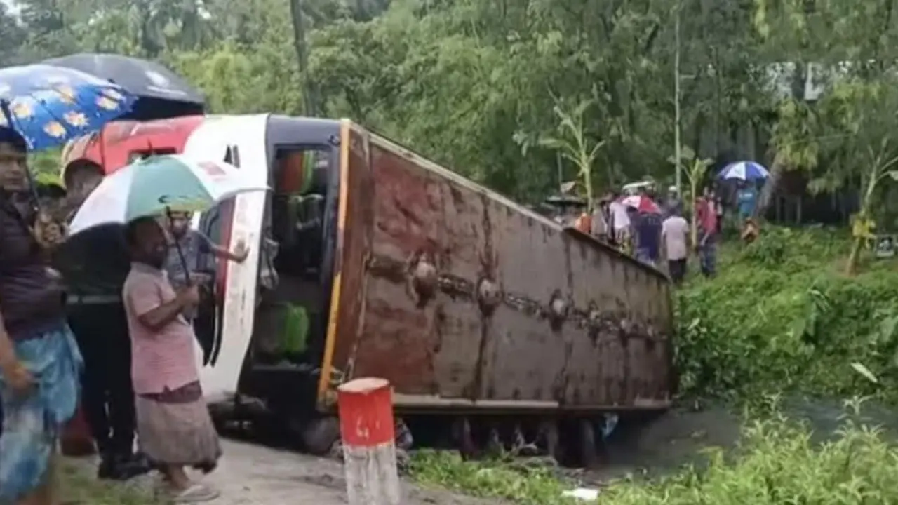 ভোলায় নিয়ন্ত্রণ হারিয়ে যাত্রীবাহী বাস উল্টে পড়ল খাদে