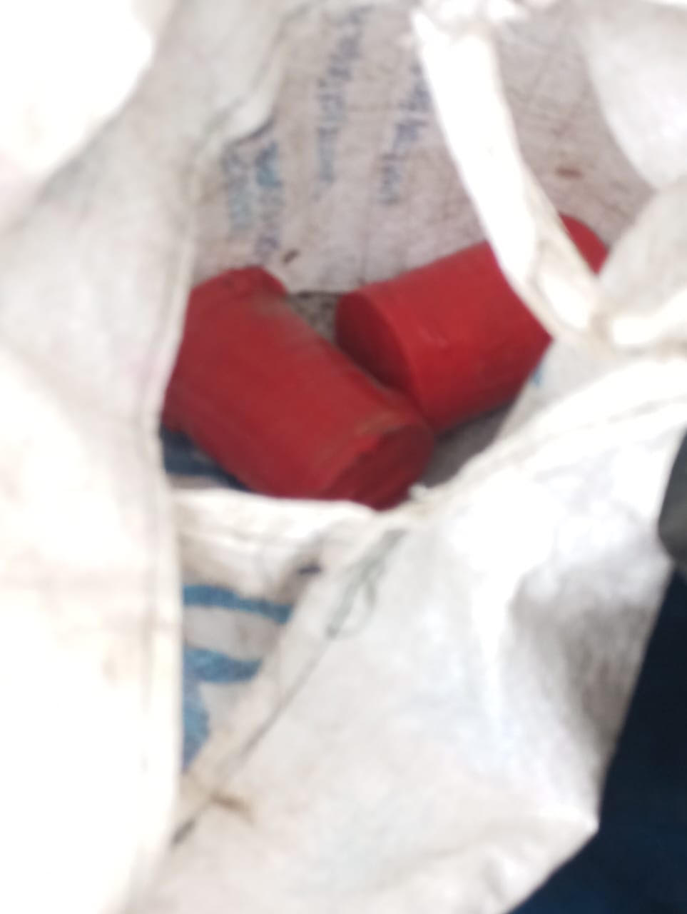 ঝিনাইদহের পুরাতন ডিসি কোর্টের সামনে থেকে ককটেল উদ্ধার
